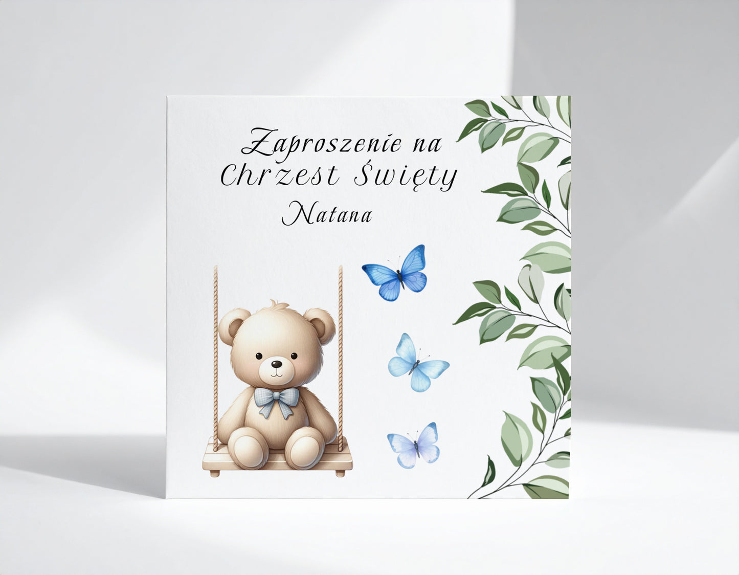Zaproszenie na Chrzest składane 15x15 z kopertą - Pluszowy miś w niebieskiej muszcze