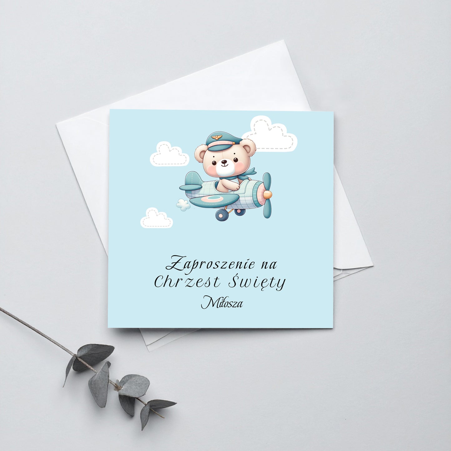 Zaproszenie na Chrzest składane 15x15 z kopertą  - Miś pluszowy w niebieskim samolocie
