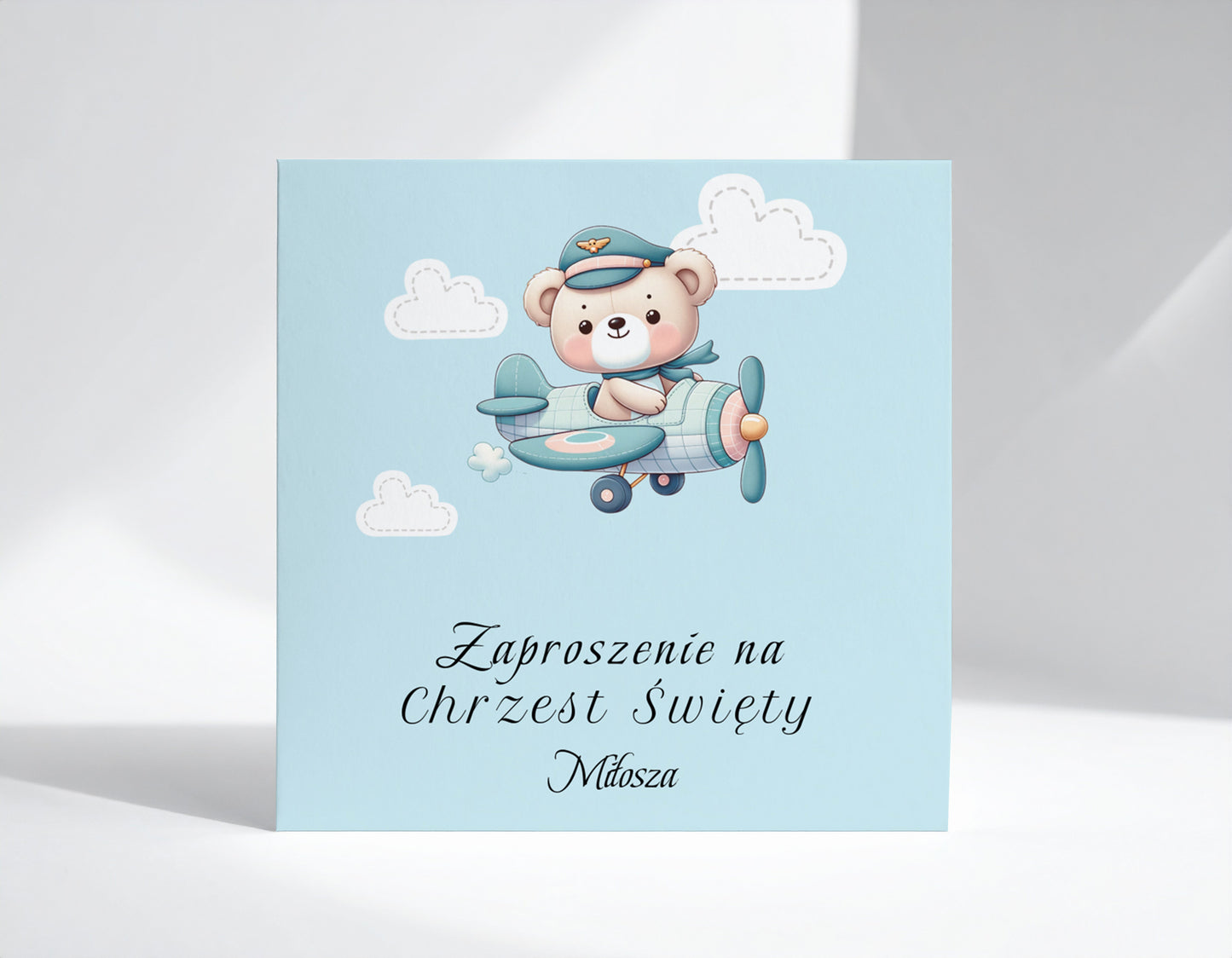 Zaproszenie na Chrzest składane 15x15 z kopertą  - Miś pluszowy w niebieskim samolocie