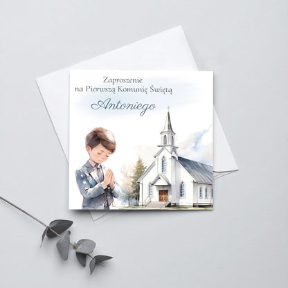 Zaproszenie na I Komunię Świętą – Modlący się chłopiec